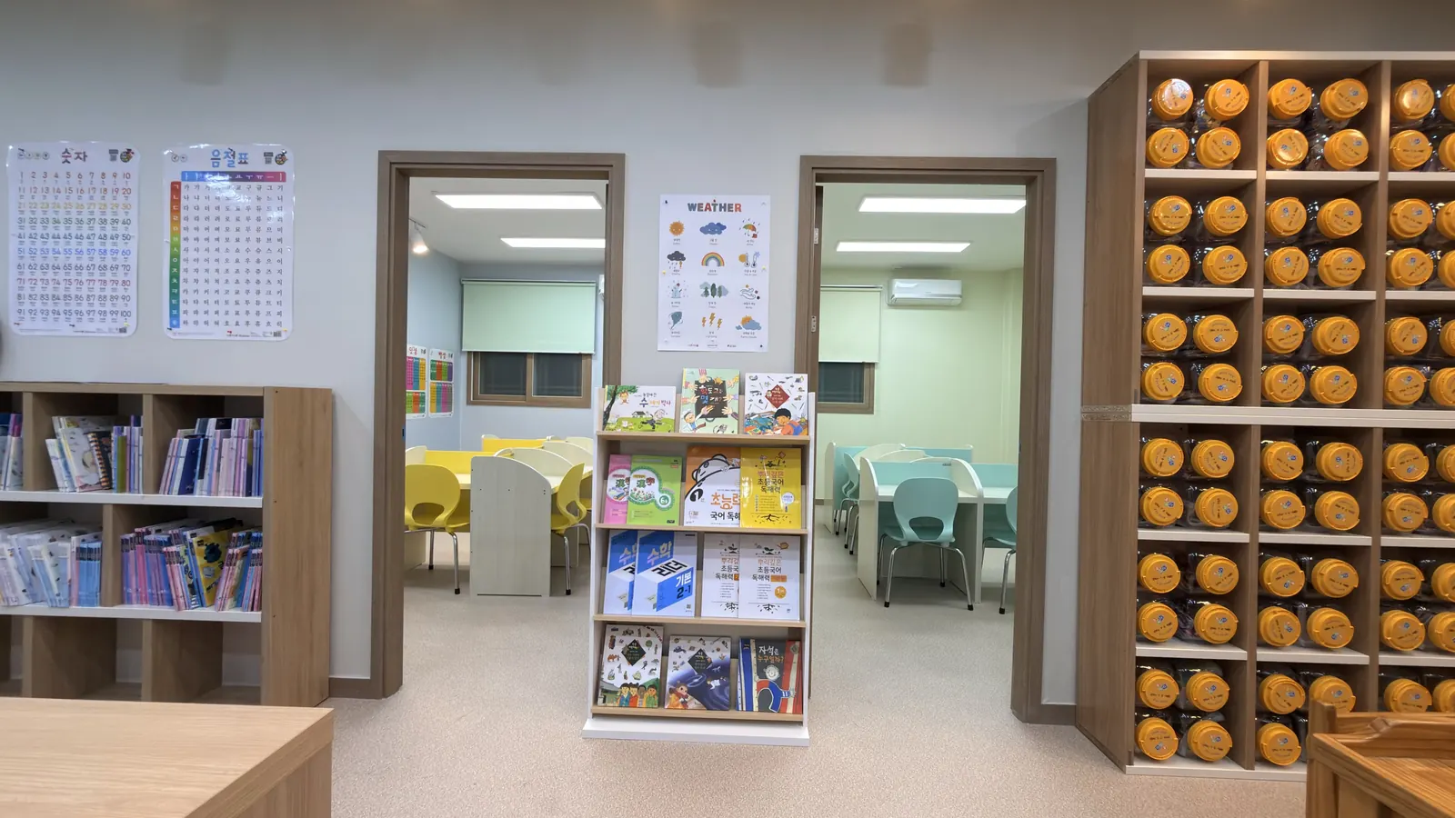 그림책 전시대와 두 학습실 입구, 오른쪽 주황 레고 수납장